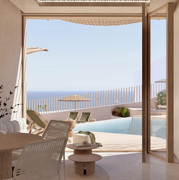 Terraza con piscina y vistas al mar Terraza con piscina, tumbonas y sombrilla de paja frente al mar, vista desde el interior de un apartamento