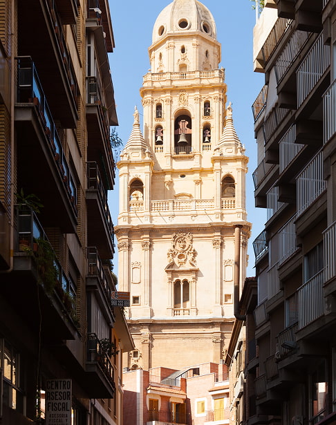 Torre de la Catedral de Murcia Torre de la Catedral de Murcia vista desde una calle del centro, entre edificios de viviendas
